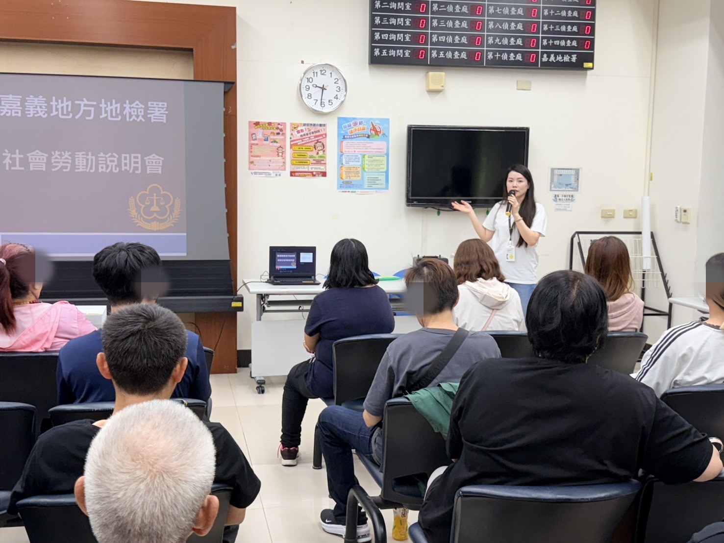 02. 嘉義市衛生局人員向社勞人宣導酒癮戒治相關資訊