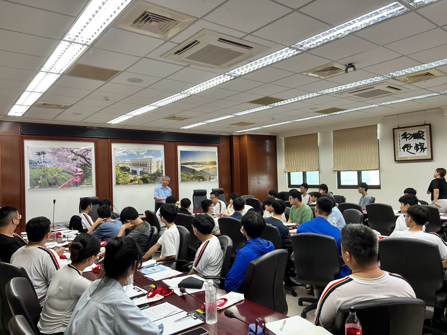260805-1.嘉義地檢署檢察長蔡宗熙以自身多年辦案經驗，與學子分享社會大眾對司法的期待。