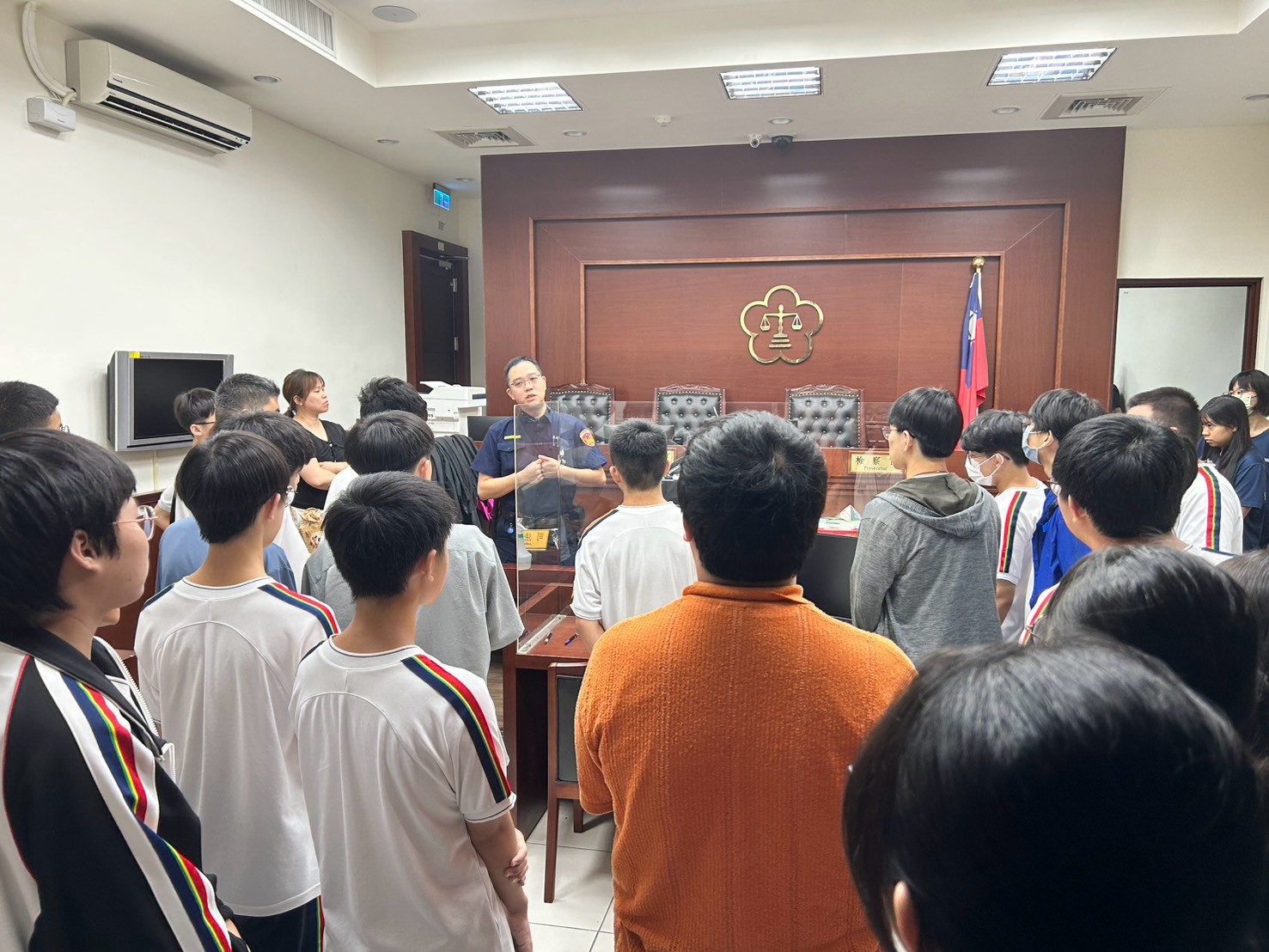 260805-4.學員實地參訪偵查庭，體驗檢察官偵訊的實際場景與核心流程。