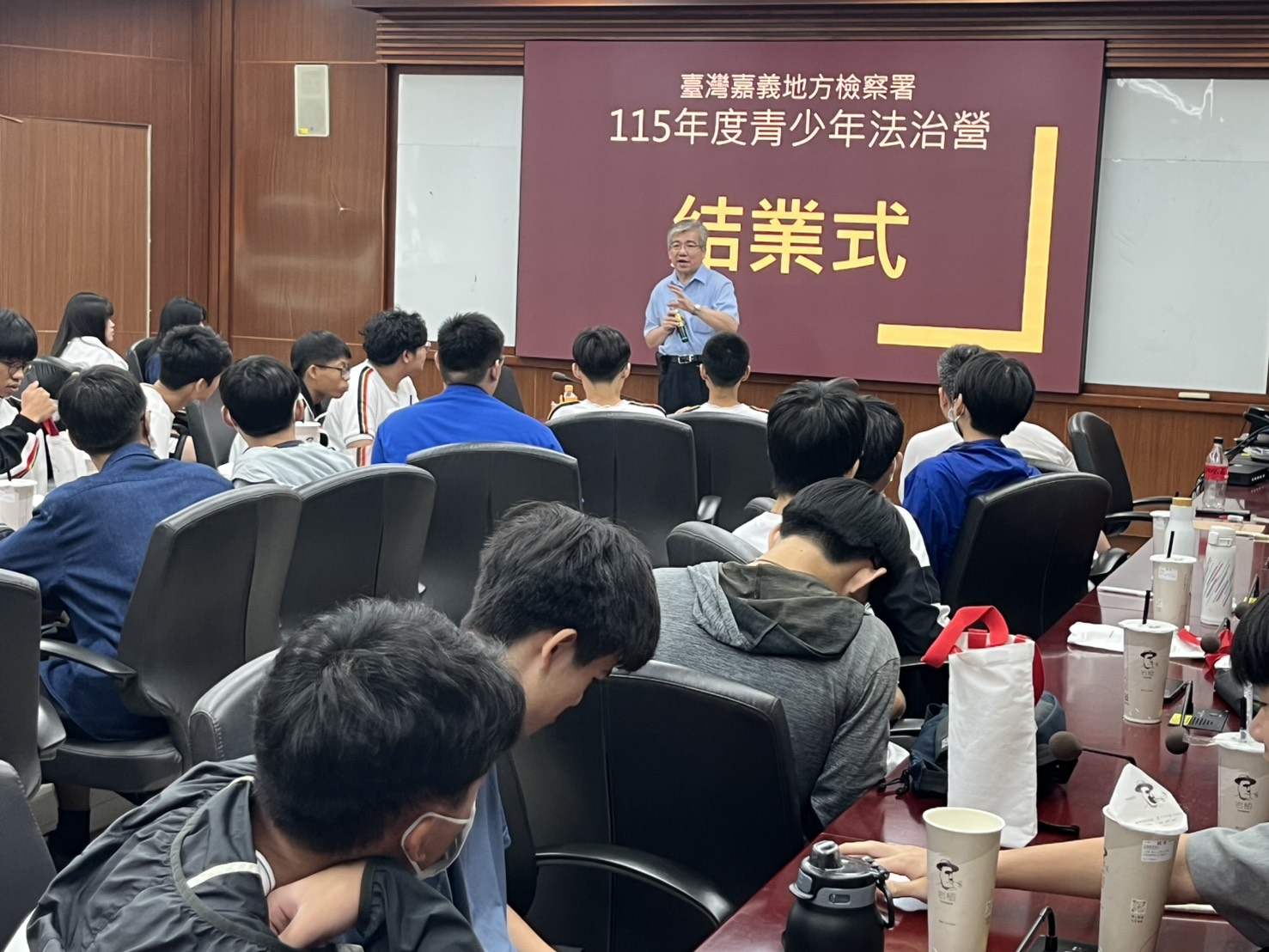 260805-6.檢察長親自頒發研習證書📜，期許同學將法治精神內化於生活，成為知法守法的優秀公民。