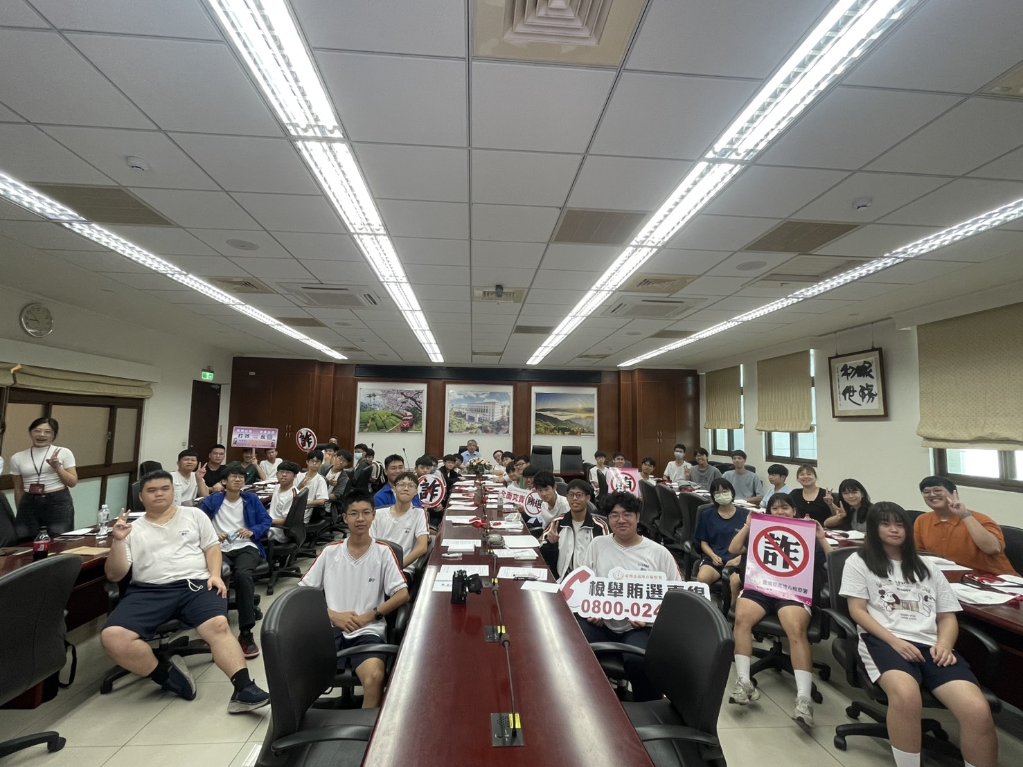 260805-2.期勉學員把握價值觀建立的黃金期，透過實地波及司法實務，為未來生涯規劃開拓更多可能。