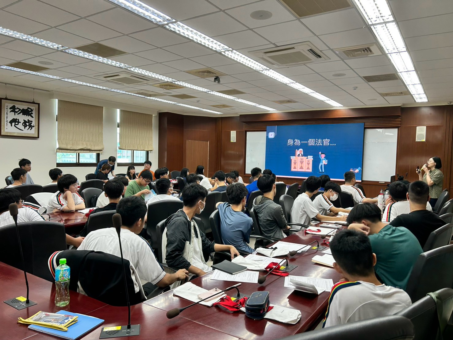 260805-3.嘉義地方法院審判長官怡臻針對法官日常職掌與實務經驗進行深度對談。