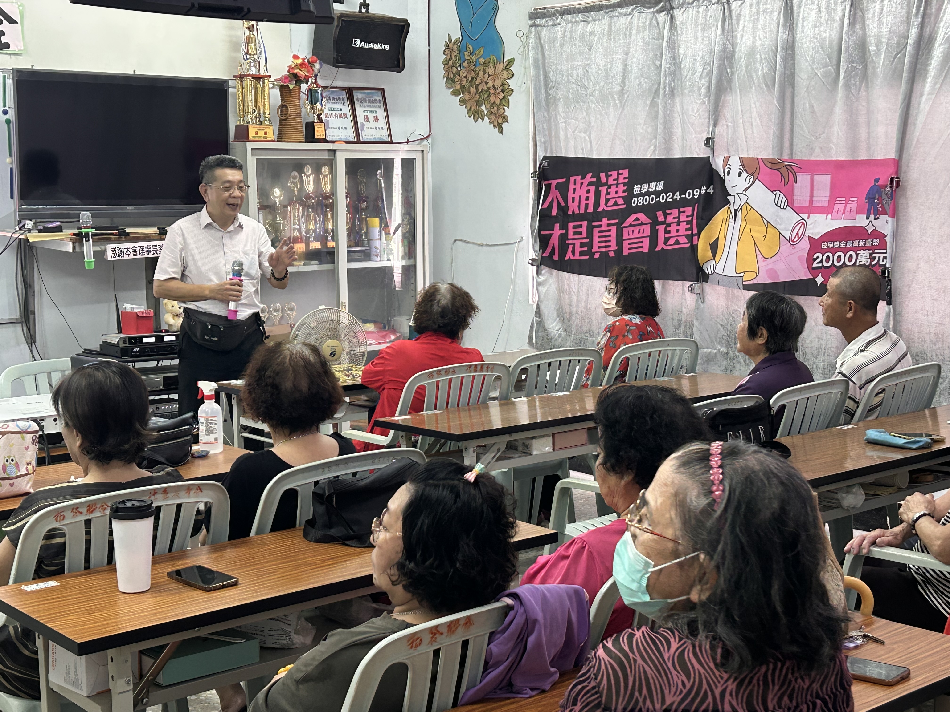 260826-2.林宗材主任觀護人在講座中指出，乾淨的選風是民主政治的基石，不論是買票或賣票，均屬嚴重犯罪行為。