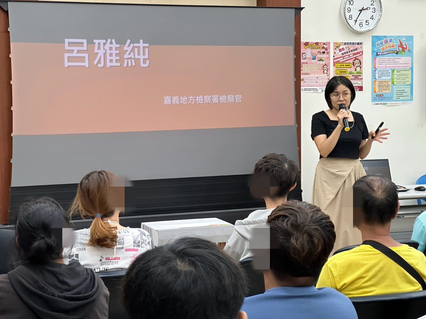 1150311-3.呂雅純檢察官講解「生活與法律」，開頭介紹法官及檢察官之差異與職責